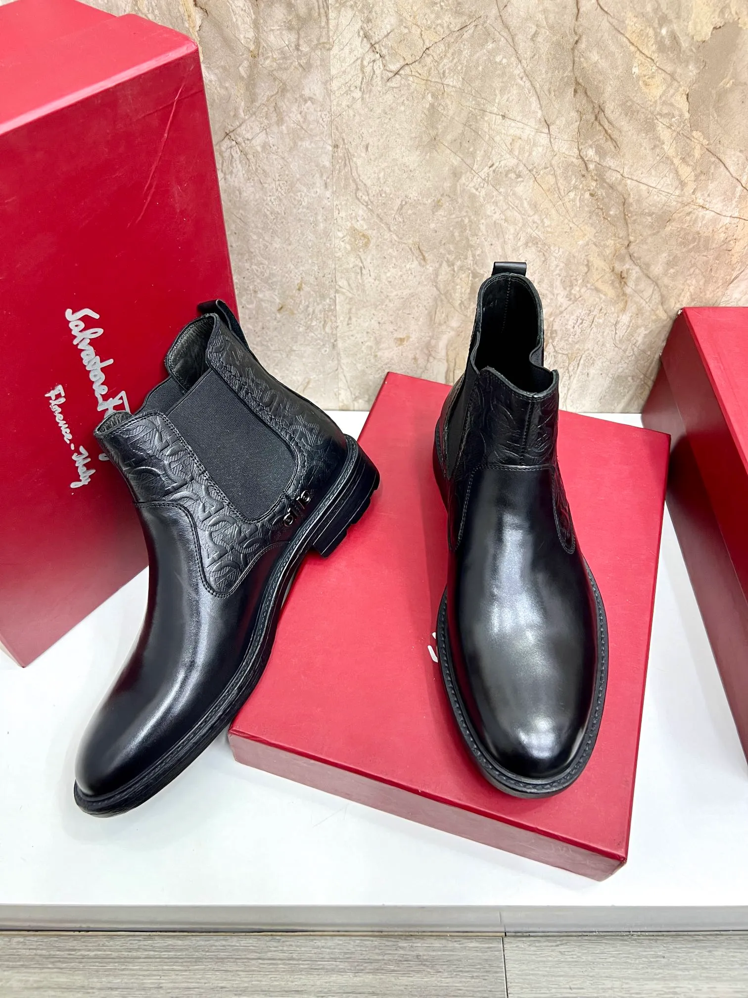 Original order quality: Men's shoes 💰700 Brand: Ferragamo (Ferragamo) One size larger: Men's size 38-44 (45 customized) Grade: Same style as the official website High-end men's shoes Material: Original cowhide, cowhide lining, original outsole Style category: Chelsea men's boots Fashion trend Color: Actual picture